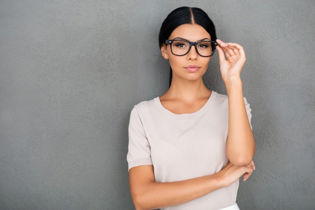 Okulary korekcyjne to nie tylko narzędzie poprawiające wzrok, ale również modowy dodatek, który może podkreślić nasz styl i osobowość.